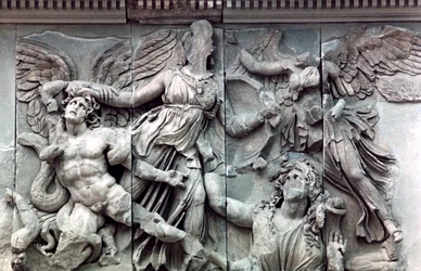 Detalhe do Grande Friso do Altar de Pérgamo, 180-159 aC