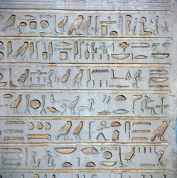 Detalhe de hieróglifos egípcios de uma estela sepulcral