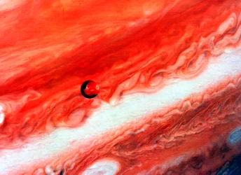 Detalhe de Júpiter e seu satélite interno