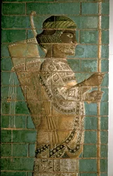 Detalhe de um relevo mostrando um arqueiro da Guarda Real Persa, Palácio de Dario I, Susa, c500 aC