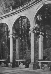 Detalhe de colunata e fontes, Templo da Música, Versalhes, França, 1924