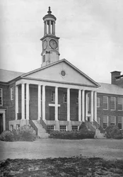 Detalhe da frente de entrada, Escola Primária de Aves e Ensino Médio, Walpole, Massachusetts, 1922