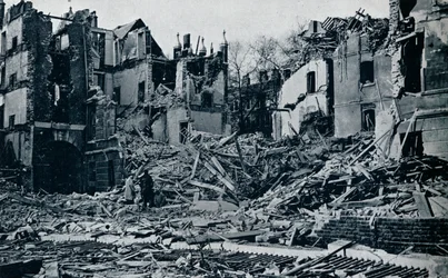 Edifícios devastados, do jardim interno do templo, 1941