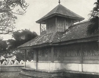 Dewale s. Placa 58 no Dagoba do Dente Sagrado em Kandy, 1926