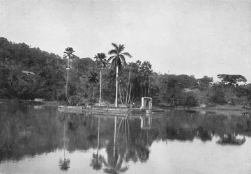 A ilha no lago de Kandy, 1926
