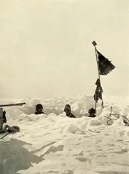 Escavação para verificar a profundidade da neve que cobre um depósito, c1908, 1909.