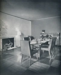 Móveis da sala de jantar com cadeiras estofadas em couro projetadas por TH Robsjohn-Gibbings e feitas