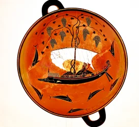 Dionísio em um barco à vela cercado por golfinhos, prato grego antigo Krater, 530 aC