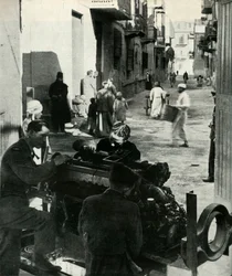 Dispersa nas ruas secundárias do Cairo, existe uma pequena indústria ... c1942-1943, 1945.