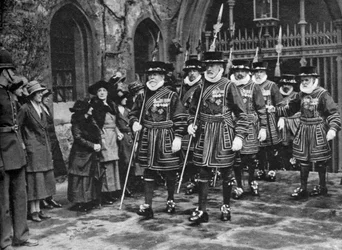 Distribuição do dinheiro Maundy por Yeomen Warders, Torre de Londres, 1926-1927