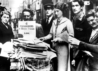 Distribuição das primeiras listas oficiais de franceses feridos e capturados, Paris, 25 de julho de 1940
