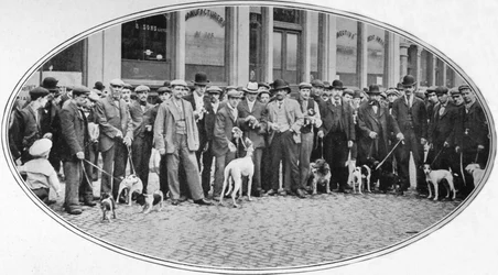Vendedores e compradores de cães no East End, Londres, c1900 1901