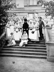 Imperatriz Maria Feodorovna, da Rússia, com enfermeiras diante de um hospital, Rússia, 1916