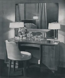 Penteadeira em nogueira americana com penteadeira giratória para combinar, 1942