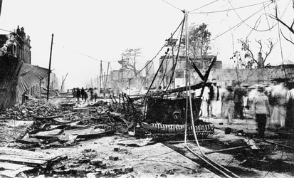 Danos causados pelo terremoto e um carro queimado, King Street, Kingston, Jamaica, 1907
