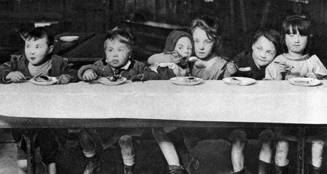 East End crianças sendo alimentadas por uma organização de caridade, Londres, 1926-1927