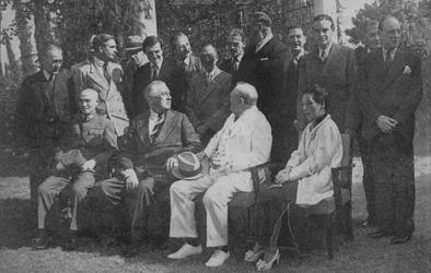 O leste encontra o oeste no Conclave da Vitória do Pacífico, 1943-44