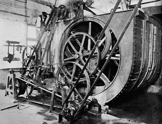 Economia em uma fábrica de papel, 1919