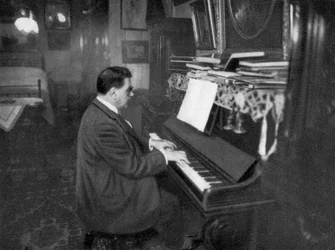 Edouard Herriot, político radical francês, tocando piano, 1925