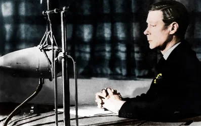 Eduardo VIII durante a transmissão radiofónica do seu discurso de abdicação à nação e ao Império, 11 de dezembro de 1936.