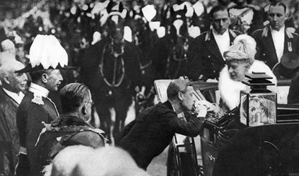Eduardo VIII cumprimentando a rainha Maria em Windsor, 1936