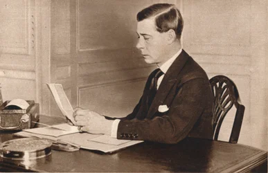 Edward VIII trabalhando em seu escritório no St. Jamess Palace, Londres, 1936