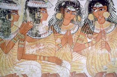 Pintura de parede egípcia de músicos em um banquete