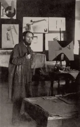 El Lissitzky em seu estúdio em Vitebsk, 1919.