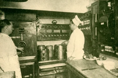 Cozinha de trem eletricamente equipada, Londres e North Eastern Railway, 1930.