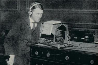Eletricidade transforma o mundo impresso em som para cegos, c1935