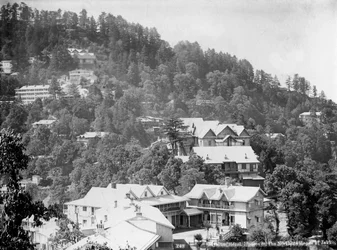 Elysium Hotel, casas nas encostas do norte de Jakko, Shimla, Índia, início do século XX