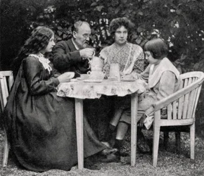 Emile Zola, romancista francês, com sua família, 1899