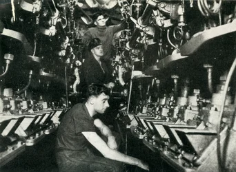 Sala de máquinas de um submarino britânico, Segunda Guerra Mundial, 1945.