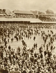 Inglaterra vence o The Ashes contra a Austrália, Oval Cricket Ground, Londres, 1926, 1935.
