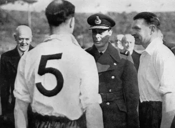 O jogador de futebol inglês Eddie Hapgood encontra o rei George VI, c1937-c1944
