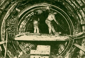 Ampliando túneis na cidade e na ferrovia sul de Londres, lançando diâmetros novos e antigos, 1930.