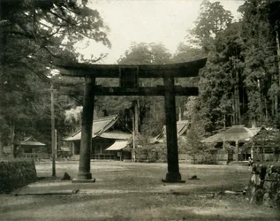 Entrada para um templo xintoísmo, no distrito de Nikko no Japão, 1936.