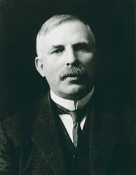 Ernest Rutherford 1871-1937, físico atômico premiado com o Nobel, c1908
