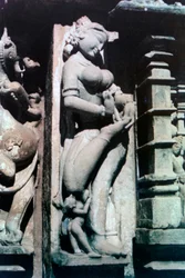 Escultura erótica, Khajuraho, Índia, c. 950-1050, século XX