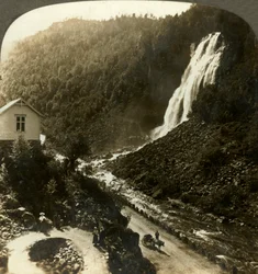 Espelandfos, uma das cachoeiras mais bonitas de toda a Escandinávia, Noruega, c1905.