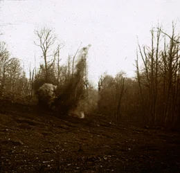 Explosão de projétil disparada por um tanque, c1914-c1918