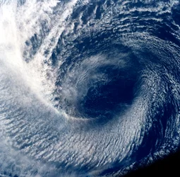 Olho da tempestade tropical Blanca fotografado entre 17 e 24 de junho de 1985