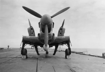 Aeronaves Fairey Firefly prontas para serem transportadas para o hangar, HMS Venerable, 1945