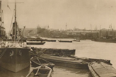 Navios fiéis que atendem às necessidades de Londres: a piscina da Custom House para Billingsgate, c1935.