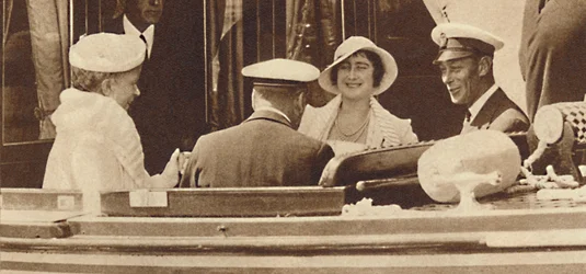 Gracejo da família - deixando o iate real Albert e Victoria em Cowes, c1935 1937