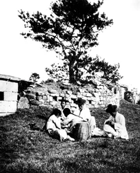 Família, desfrutando de um piquenique, Coréia, 1900