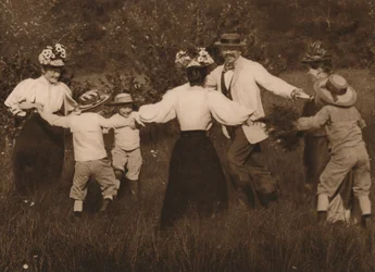 Família jogando jogos em um campo, 1937