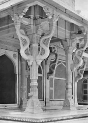 Fatehpur Sikri. Pilares na frente do túmulo do Sheik Salem Christi, c1910.