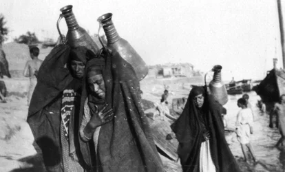 Transportadoras de águas femininas, Amarah, Iraque, 1917-1919