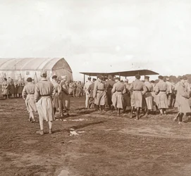 Avião de combate decolando, c1914-c1918